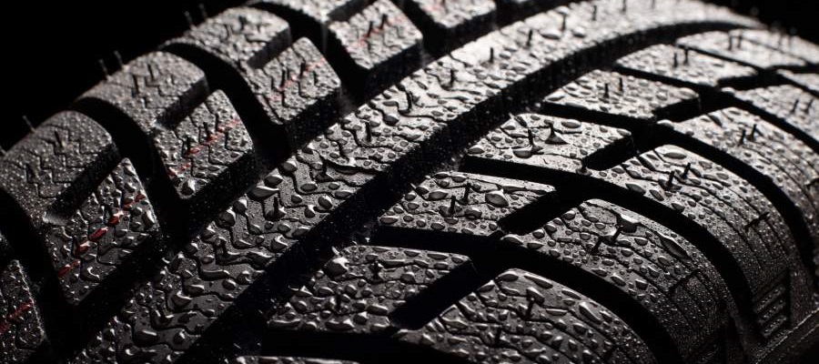 opona, upadki, przyczepność, bezpieczeństwo na drodze, Michelin, analiza konkretnego przypadku SafeStart, doskonalenie kultury bezpieczeństwa, program szkoleniowy w zakresie bezpieczeństwa, SafeStart, SafeStart International, przyzwyczajenia związane z bezpieczeństwem, bezpieczeństwo pracy, BHP, poprawa kultury bezpieczeństwa, zwiększać świadomość bezpieczeństwa, ograniczyć liczbę ludzkich błędów, ograniczyć liczbę urazów, ograniczenie liczby urazów, ograniczyć liczbę wypadków, polepszyć wyniki firmy, zapobiegać krytycznym błędom, wdrożyć pozytywne zmiany w kulturze firmy, promować zaangażowanie pracowników, zwiększać zaangażowanie pracowników, bezpieczeństwo 24/7, bezpieczeństwo przez cały czas, bycie bezpiecznym 24/7, bezpieczne wzorce zachowań, nauka bezpiecznych zachowań, uzyskiwać uniwersalne umiejętności związane z dbaniem o bezpieczeństwo, umiejętności w zakresie bezpieczeństwa dla rodzin, umiejętności w zakresie bezpieczeństwa dla dzieci, szkolenia w zakresie bezpieczeństwa dla dzieci, umiejętności w zakresie bezpieczeństwa dla wszystkich, szkolenia w zakresie bezpieczeństwa dla pracowników, bezpieczeństwo w całej firmie, zwiększać wydajność operacyjną, polepszać jakość, przyzwyczajenia związane z bezpieczeństwem, zachowania związane z bezpieczeństwem, wzorce ryzyka, zapewniać wysoką wydajność, stany krytyczne, krytyczne decyzje, błędy krytyczne, co jest przyczyną urazów, jak zapobiegać urazom, jak zapobiegać wypadkom