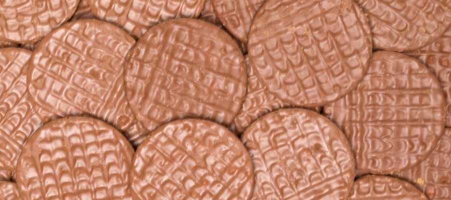 herbatniki, United Biscuits UK, analiza konkretnego przypadku SafeStart, praca zmianowa, bezpieczeństwo pracy, świadomość bezpieczeństwa, przywództwo top-down, zaangażowanie pracowników, statystyki wypadków, ograniczenie liczby urazów, SafeStart, SafeStart International, przyzwyczajenia związane z bezpieczeństwem, bezpieczeństwo pracy, BHP, poprawa kultury bezpieczeństwa, zwiększać świadomość bezpieczeństwa, ograniczyć liczbę ludzkich błędów, ograniczyć liczbę urazów, ograniczenie liczby urazów, ograniczyć liczbę wypadków, polepszyć wyniki firmy, zapobiegać krytycznym błędom, wdrożyć pozytywne zmiany w kulturze firmy, promować zaangażowanie pracowników, zwiększać zaangażowanie pracowników, bezpieczeństwo 24/7, bezpieczeństwo przez cały czas, bycie bezpiecznym 24/7, bezpieczne wzorce zachowań, nauka bezpiecznych zachowań, uzyskiwać uniwersalne umiejętności związane z dbaniem o bezpieczeństwo, umiejętności w zakresie bezpieczeństwa dla rodzin, umiejętności w zakresie bezpieczeństwa dla dzieci, szkolenia w zakresie bezpieczeństwa dla dzieci, umiejętności w zakresie bezpieczeństwa dla wszystkich, szkolenia w zakresie bezpieczeństwa dla pracowników, bezpieczeństwo w całej firmie, zwiększać wydajność operacyjną, polepszać jakość, przyzwyczajenia związane z bezpieczeństwem, zachowania związane z bezpieczeństwem, wzorce ryzyka, zapewniać wysoką wydajność, stany krytyczne, krytyczne decyzje, błędy krytyczne, co jest przyczyną urazów, jak zapobiegać urazom, jak zapobiegać wypadkom