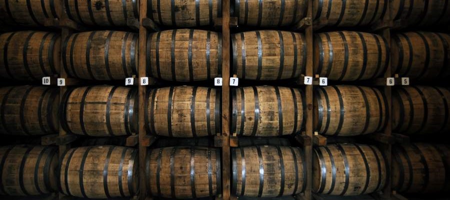 beczki, warzenie, browar, bezpieczeństwo pracy, beczki z piwem, Wellpark Brewery, Tennents Brewery, InBev, analiza konkretnego przypadku SafeStart, czujność, zwiększanie świadomości, zaangażowanie pracowników, SafeStart, SafeStart International, przyzwyczajenia związane z bezpieczeństwem, bezpieczeństwo pracy, BHP, poprawa kultury bezpieczeństwa, zwiększać świadomość bezpieczeństwa, ograniczyć liczbę ludzkich błędów, ograniczyć liczbę urazów, ograniczenie liczby urazów, ograniczyć liczbę wypadków, polepszyć wyniki firmy, zapobiegać krytycznym błędom, wdrożyć pozytywne zmiany w kulturze firmy, promować zaangażowanie pracowników, zwiększać zaangażowanie pracowników, bezpieczeństwo 24/7, bezpieczeństwo przez cały czas, bycie bezpiecznym 24/7, bezpieczne wzorce zachowań, nauka bezpiecznych zachowań, uzyskiwać uniwersalne umiejętności związane z dbaniem o bezpieczeństwo, umiejętności w zakresie bezpieczeństwa dla rodzin, umiejętności w zakresie bezpieczeństwa dla dzieci, szkolenia w zakresie bezpieczeństwa dla dzieci, umiejętności w zakresie bezpieczeństwa dla wszystkich, szkolenia w zakresie bezpieczeństwa dla pracowników, bezpieczeństwo w całej firmie, zwiększać wydajność operacyjną, polepszać jakość, przyzwyczajenia związane z bezpieczeństwem, zachowania związane z bezpieczeństwem, wzorce ryzyka, zapewniać wysoką wydajność, stany krytyczne, krytyczne decyzje, błędy krytyczne, co jest przyczyną urazów, jak zapobiegać urazom, jak zapobiegać wypadkom