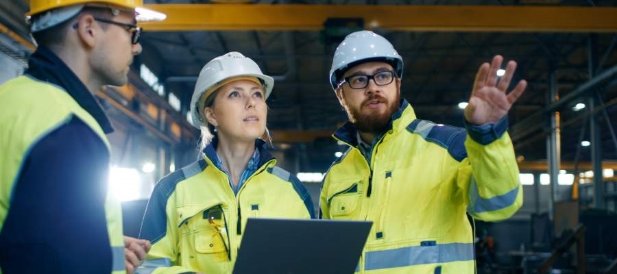 wyjaśnienie, komunikacja w miejscu pracy, rozmowy pracowników, plany, dokumenty, ubranie robocze, kask, uśmiech, pracownicy, kultura bezpieczeństwa, bezpieczne środowisko pracy, hala fabryczna, zmiana kultury, zmiana organizacyjna, zrównoważona kultura bezpieczeństwa, kultura w różnych zakładach, czynnik ludzki, SafeStart, SafeStart International, przyzwyczajenia związane z bezpieczeństwem, bezpieczeństwo pracy, BHP, poprawa kultury bezpieczeństwa, zwiększać świadomość bezpieczeństwa, ograniczyć liczbę ludzkich błędów, ograniczyć liczbę urazów, ograniczenie liczby urazów, ograniczyć liczbę wypadków, polepszyć wyniki firmy, zapobiegać krytycznym błędom, wdrożyć pozytywne zmiany w kulturze firmy, promować zaangażowanie pracowników, zwiększać zaangażowanie pracowników, bezpieczeństwo 24/7, bezpieczeństwo przez cały czas, bycie bezpiecznym 24/7, bezpieczne wzorce zachowań, nauka bezpiecznych zachowań, uzyskiwać uniwersalne umiejętności związane z dbaniem o bezpieczeństwo, umiejętności w zakresie bezpieczeństwa dla rodzin, umiejętności w zakresie bezpieczeństwa dla dzieci, szkolenia w zakresie bezpieczeństwa dla dzieci, umiejętności w zakresie bezpieczeństwa dla wszystkich, szkolenia w zakresie bezpieczeństwa dla pracowników, bezpieczeństwo w całej firmie, zwiększać wydajność operacyjną, polepszać jakość, przyzwyczajenia związane z bezpieczeństwem, zachowania związane z bezpieczeństwem, wzorce ryzyka, zapewniać wysoką wydajność, stany krytyczne, krytyczne decyzje, błędy krytyczne, co jest przyczyną urazów, jak zapobiegać urazom, jak zapobiegać wypadkom