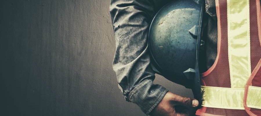 kask, buty ochronne, rękawice, ochrona słuchu, środki ochrony osobistej, przewodnik na temat środków ochrony osobistej, zmniejszenie liczby urazów, przyzwyczajenia w zakresie bezpieczeństwa, zapewnienie bezpieczeństwa pracowników, bezpieczne środowisko pracy, potencjalne zagrożenia